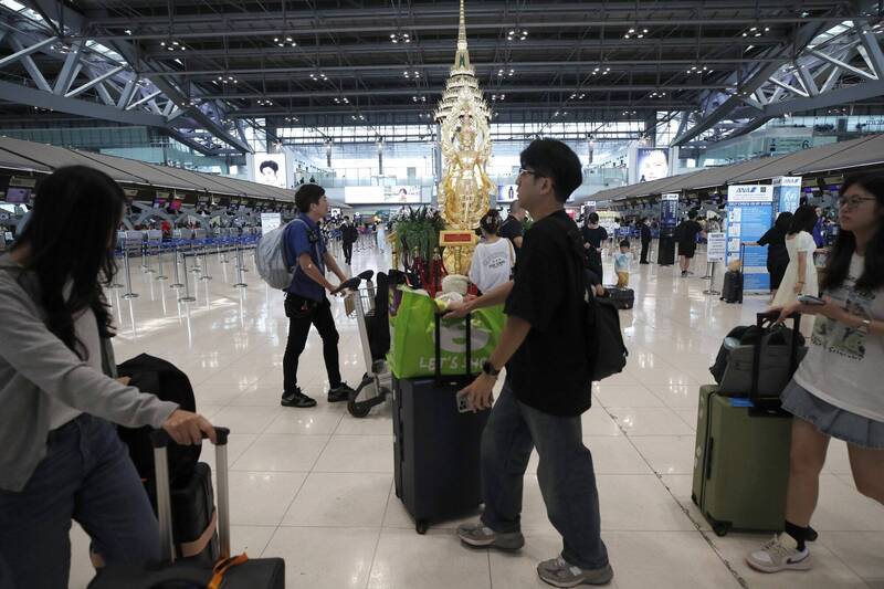 泰国政府取消60天观光免签证措施，泰媒报导指出，大部分国家都将回归原先的30天免签停留额度，而台湾便是其中之一。图为素万那普机场。（欧新社）