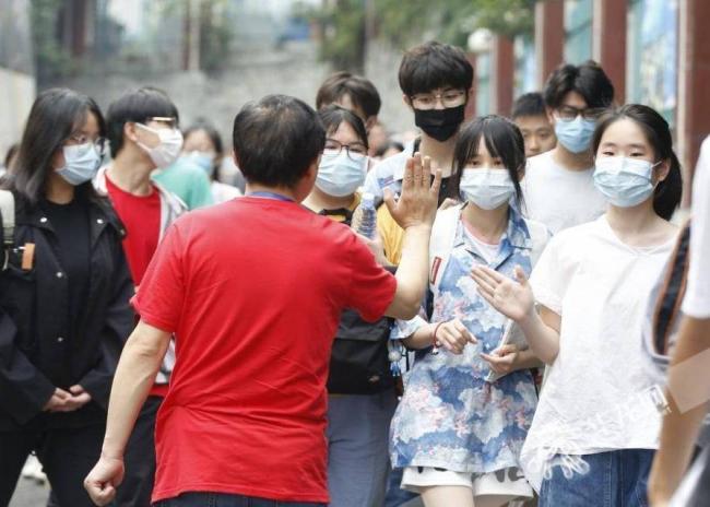 震惊全网：老师高考前48小时 弄丢全班准考证