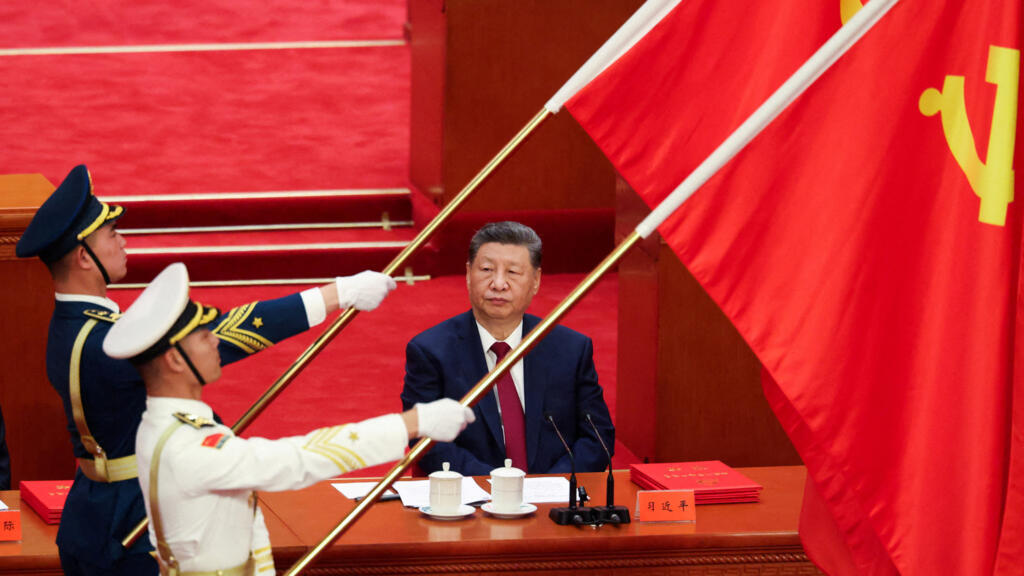 2026年7月1日，在中国北京人民大会堂举行的庆祝中国共产党成立105周年仪式上，中国人民解放军仪仗队高举党旗，中共总书记习近平在旁观礼。