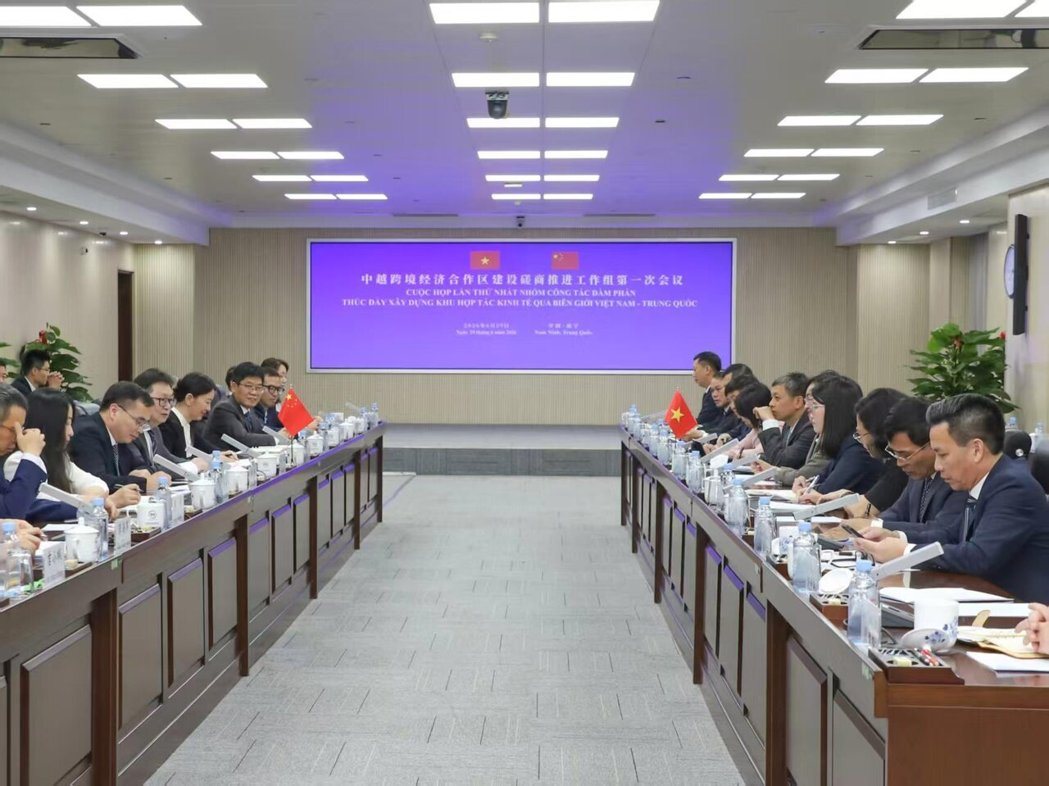 6月29日大陆商务部副部长凌激与越南工贸部副部长潘氏胜在广西南宁共同召开中国—越...