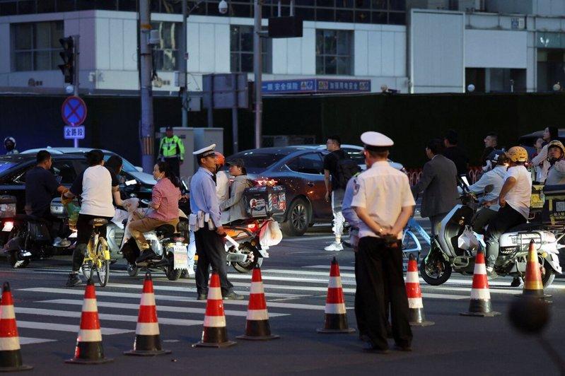 美国驻华大使馆和领事馆一个月内密集连发10道预警，令外界关注。图为北京「中国尊」...