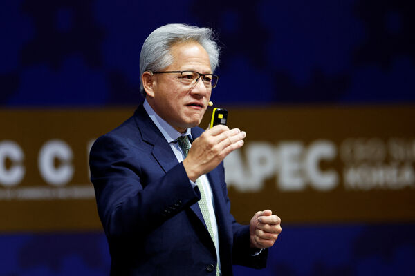 ▲▼輝達執行長黃仁勳於2025 APEC企業高峰會演說。(圖/路透)