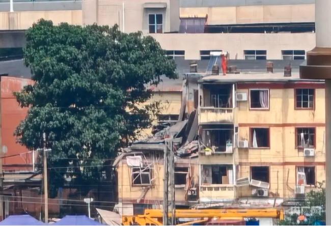 石家庄一居民楼突然坍塌 3人死亡 现场曝光 石家庄一居民楼突然坍塌 3人死亡 现场曝光