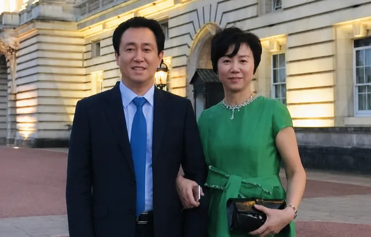 中國恆大地產創辦人許家印(左)因詐欺被判處無期徒刑,前妻丁玉梅則早已將2370億元轉移到海外並出國逍遙。翻攝微博/恆大許家印事件