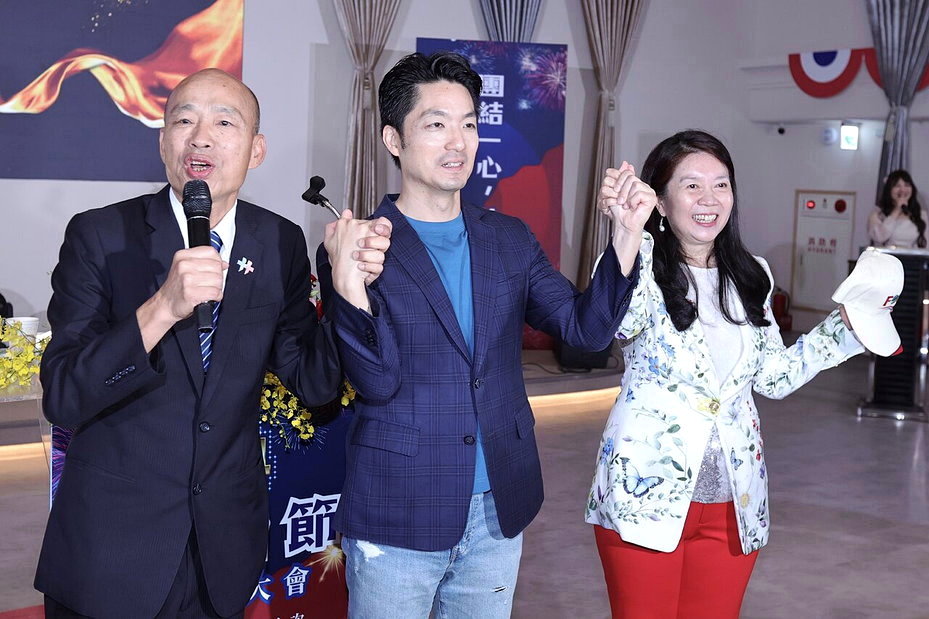 立法院长韩国瑜(左)、台北市长蒋万安(中)今出席华侨节庆祝大会,蒋万安和韩国瑜、华侨总会理事长童惠珍(右)一起高喊「冻蒜」。记者许正宏/摄影 立法院长韩国瑜(左)、台北市长蒋万安(中)今出席华侨节庆祝大会,蒋万安和韩国瑜、华侨总会理事长童惠珍(右)一起高喊「冻蒜」。记者许正宏/摄影