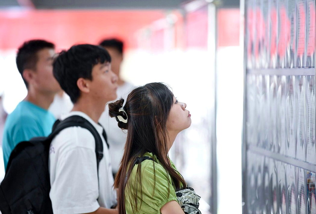 大陆青年失业率9月回落至18%,仍高于去年同期。新华社 大陆青年失业率9月回落至18%,仍高于去年同期。新华社