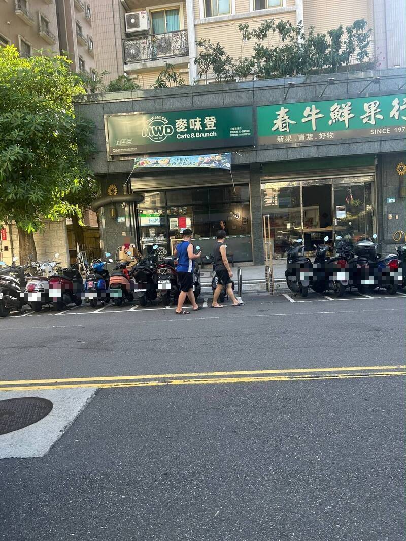 新北市三重传出管教不当,父亲、胞兄让女童背著写有「小偷、畜牲」字样纸板游街,还录影,路人见状制止报警,三重警方查获黄嫌违反保护令,当场逮捕,紧急安置女童。(记者吴仁捷翻摄) 新北市三重传出管教不当,父亲、胞兄让女童背著写有「小偷、畜牲」字样纸板游街,还录影,路人见状制止报警,三重警方查获黄嫌违反保护令,当场逮捕,紧急安置女童。(记者吴仁捷翻摄)