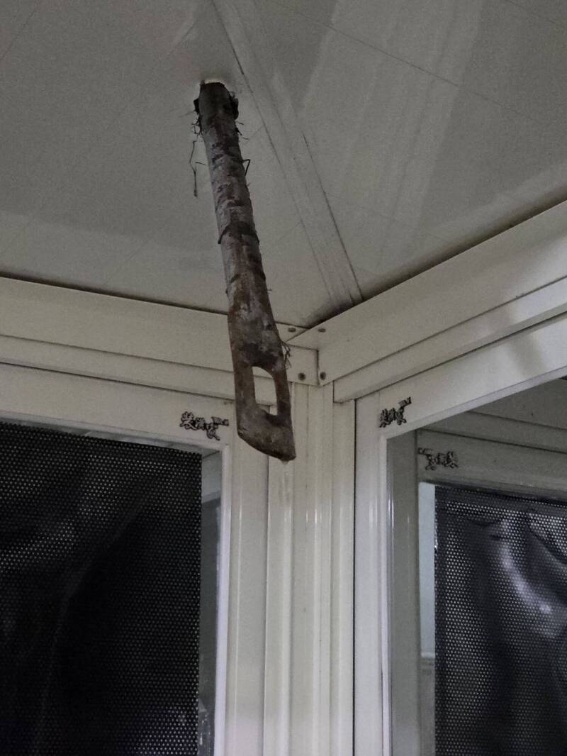 新建案的铁鹰架插进阳台的天花板。(取自靠北天母帮脸书) 新建案的铁鹰架插进阳台的天花板。(取自靠北天母帮脸书)